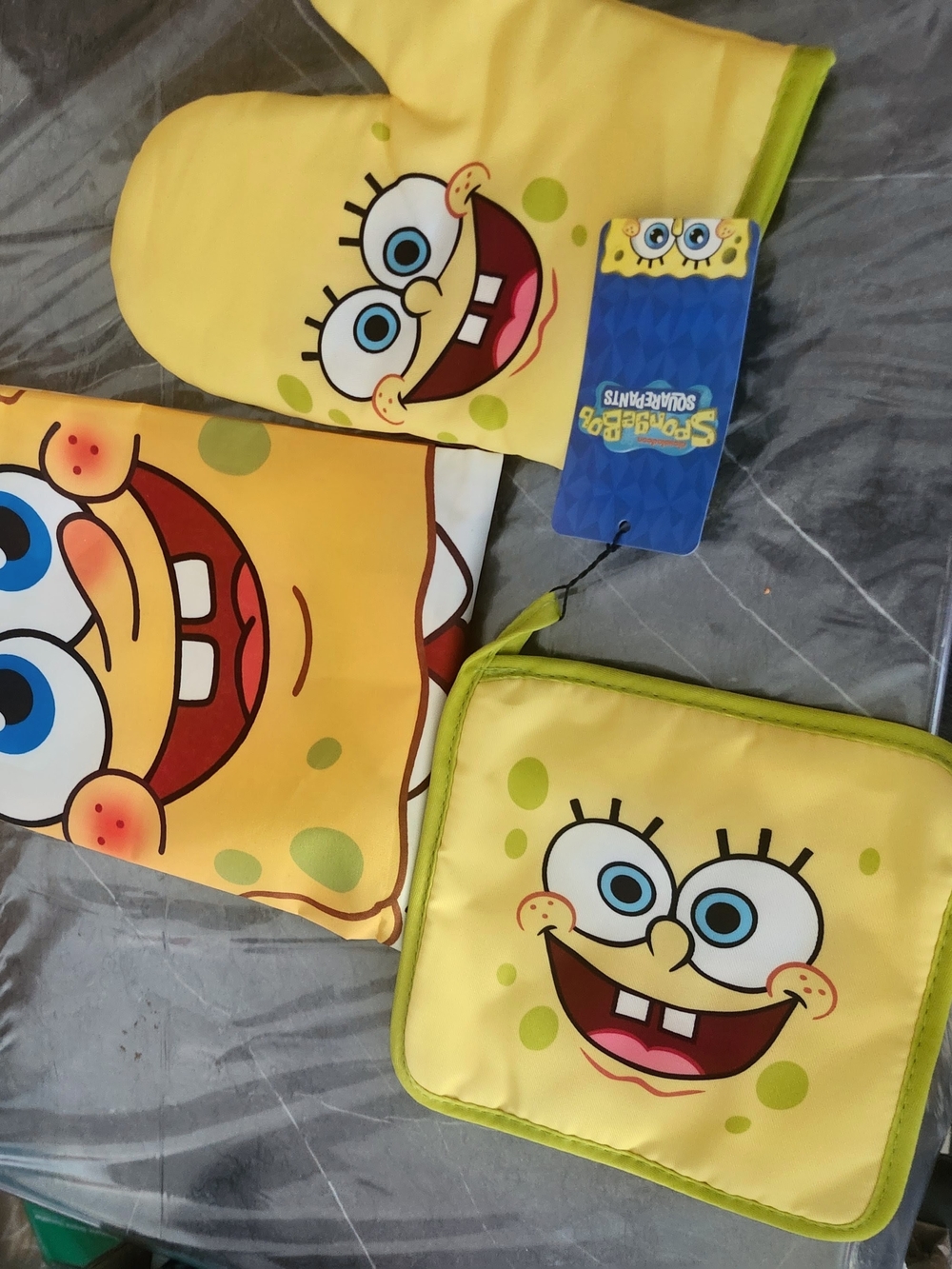 Spongebob Squarepants Apron Oven Mitt and Pot Holder Set